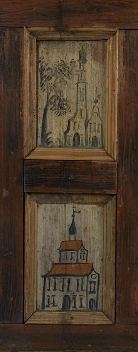 Framskap i en del med en dør nede, en  oppe og en liggende i midten. Dørene har malte blomstermotiver mens de 8 sidefeltene har malte bygninger.