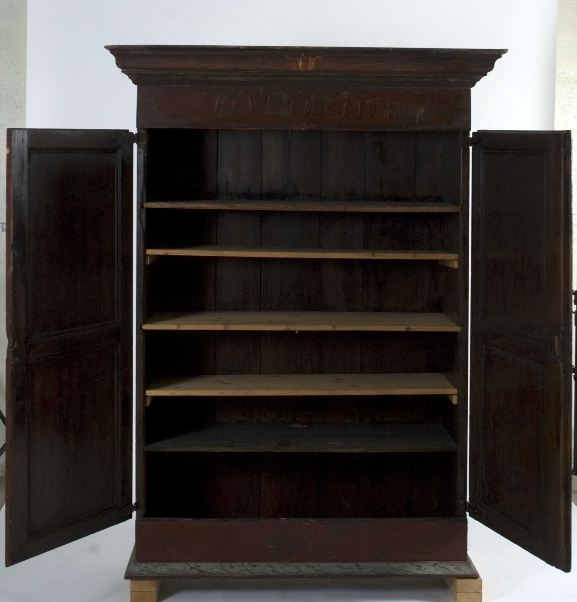 Skap med dobbeltdør. Malte motiver, blomster og figurer. 