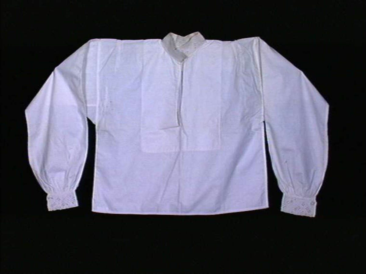 Hvit skjorte til kvinne av bomull med brodert dekor på krage og mansjetter.