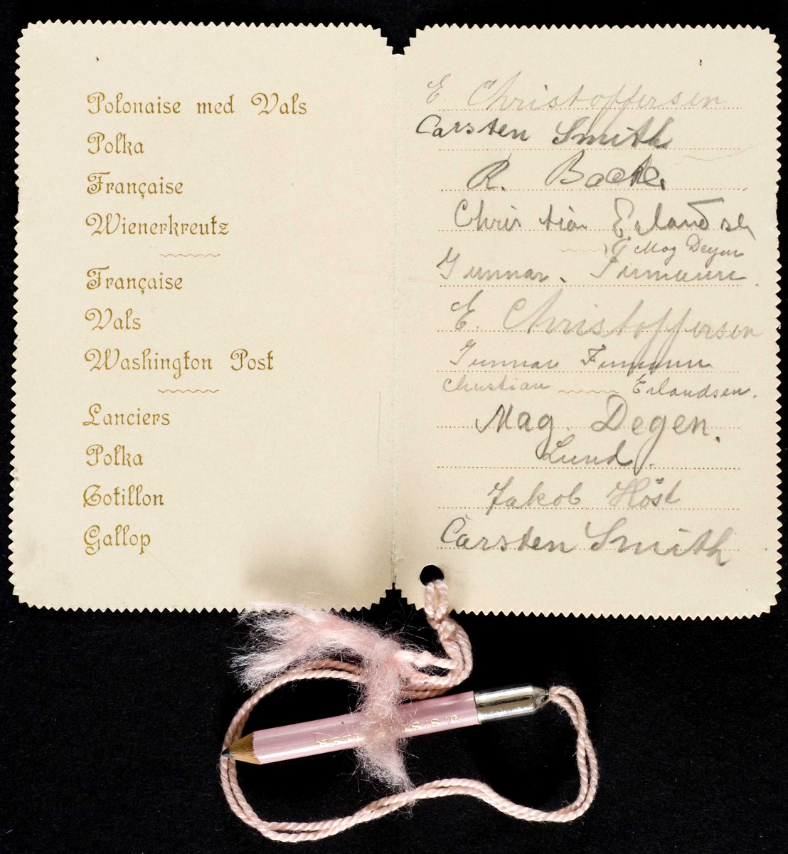 Ballkort fra 1907 med trykt dekor og danseliste inni. En snor med rosa blyant er festet i kortet.
