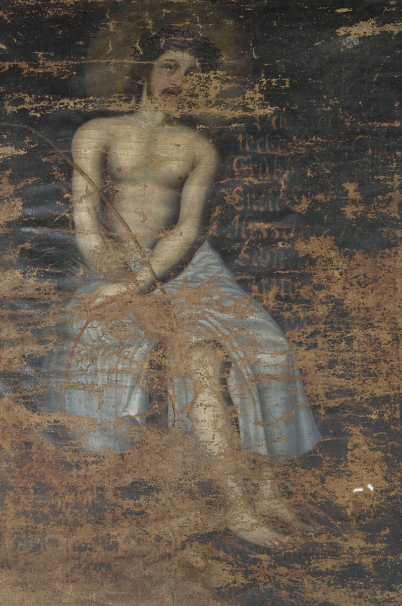Sittende Kristusfigur med tornekrone og kornaks i hånden.