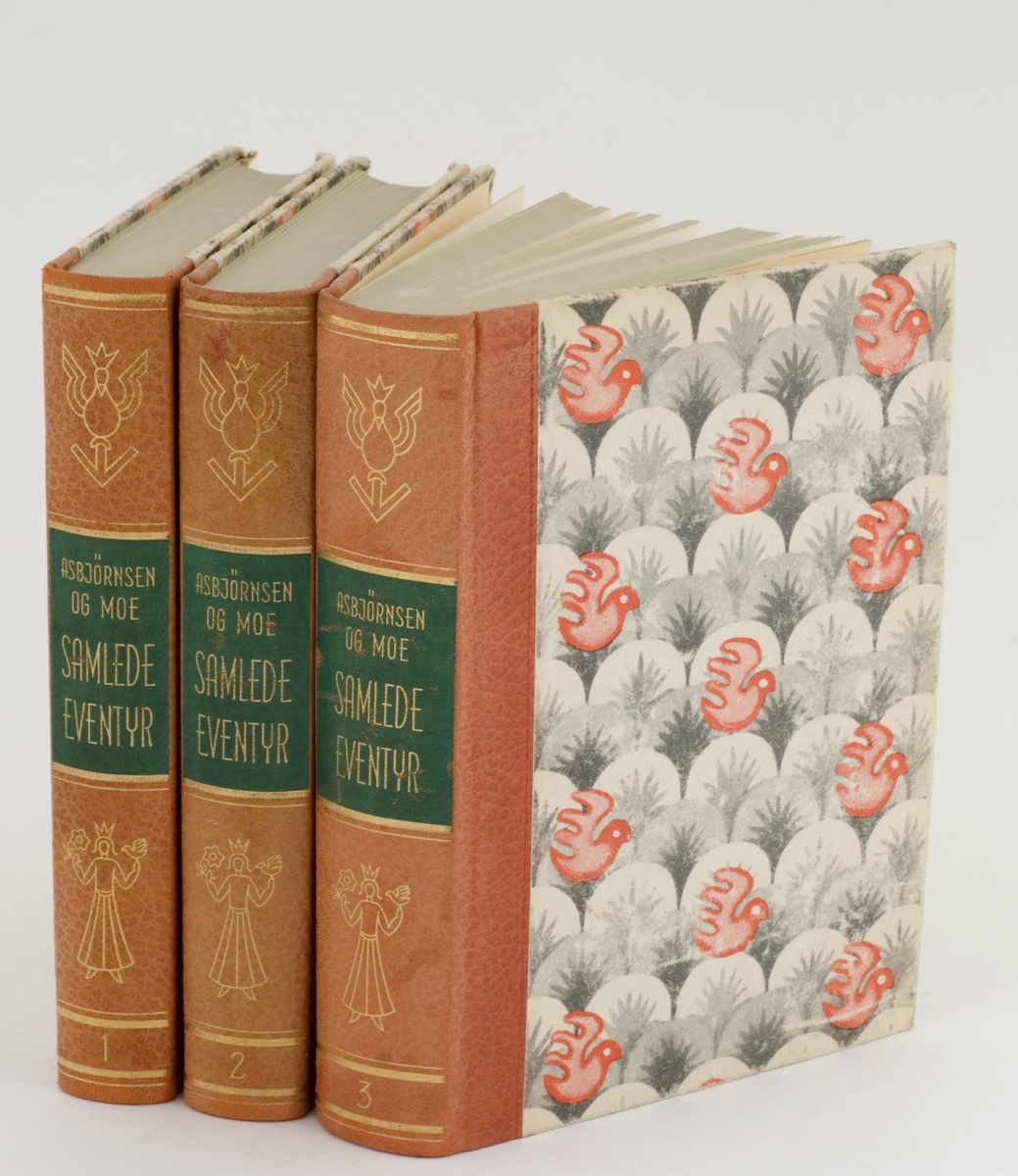 Tre bind av Asbjørnsen og Moes Samlede Eventyr: 1-3
Rødlig rygg med gullpreget tekst og dekor, 
rødt og gråmønstrete permer, innbundet.