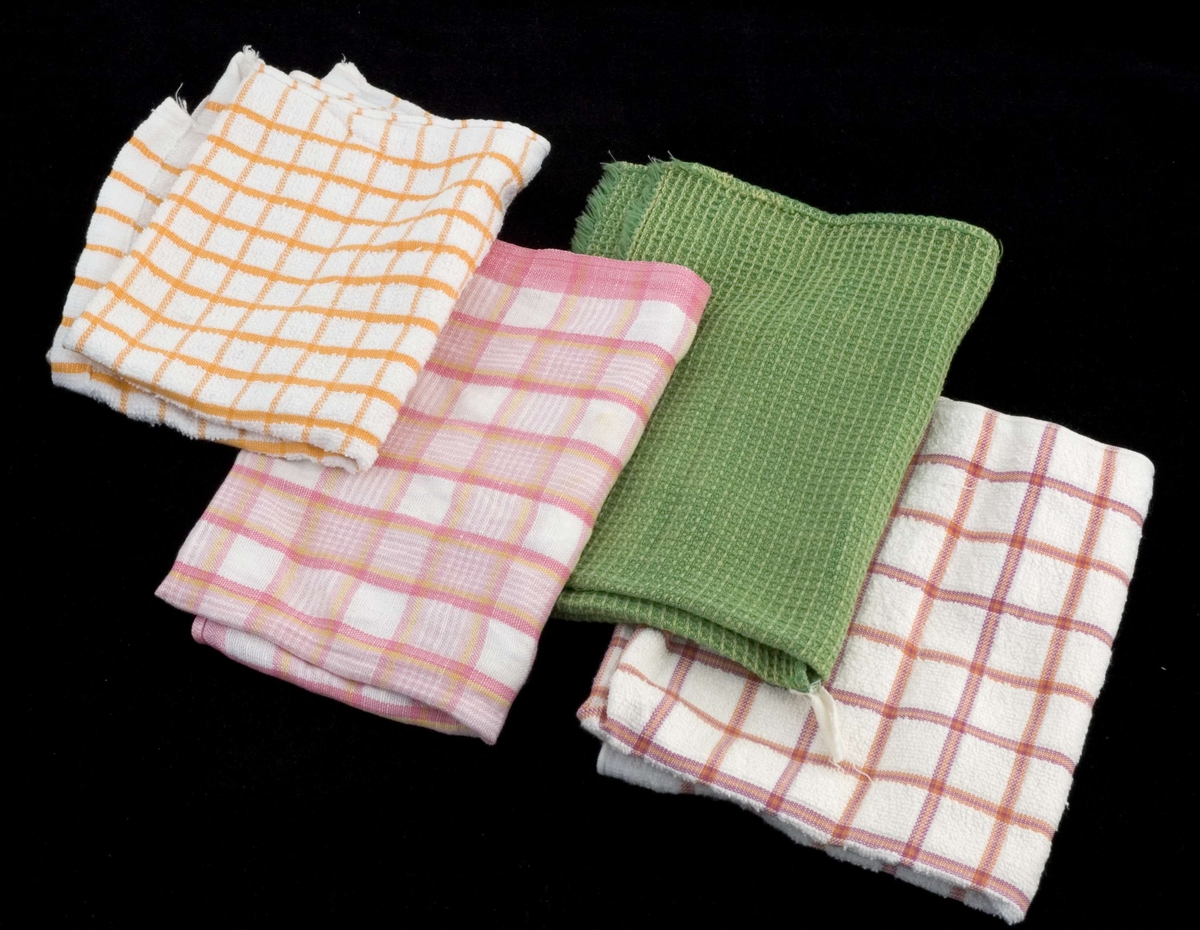 Fire håndklær i ulike farger. 