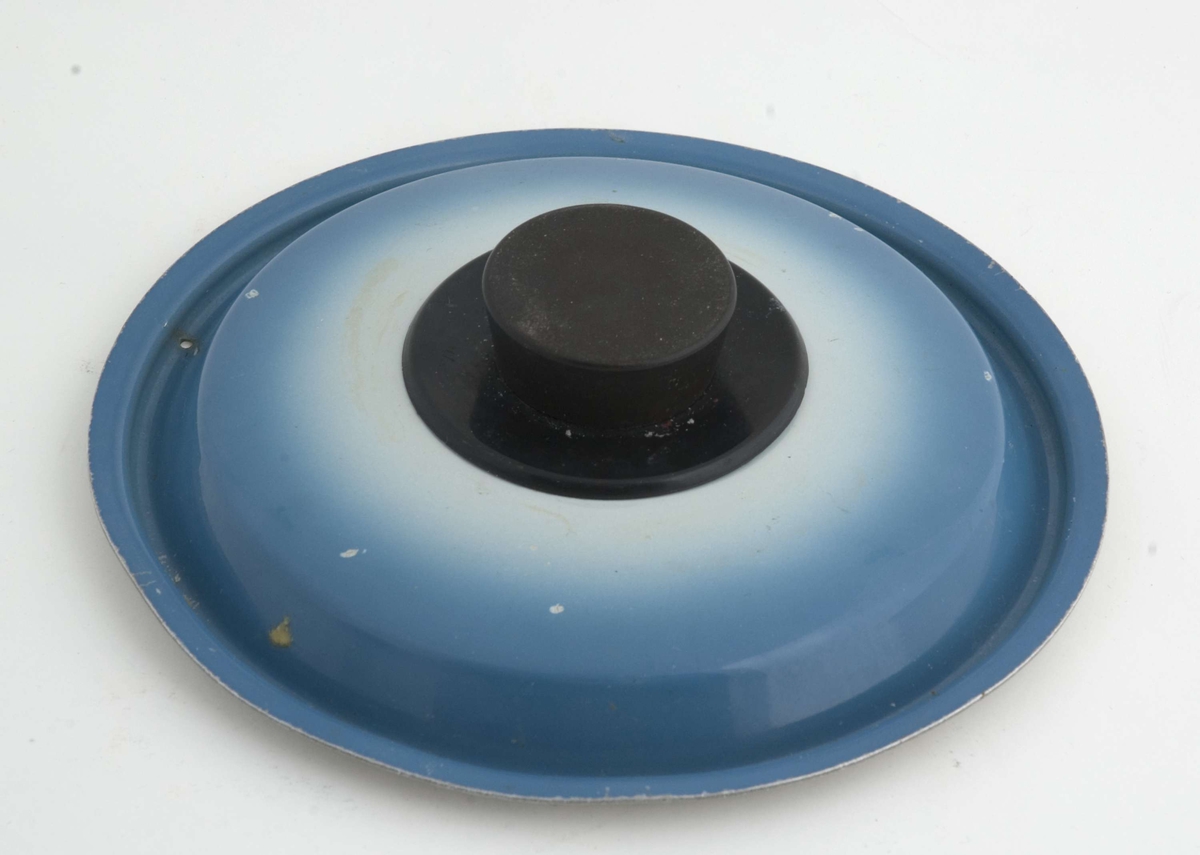 Lokk i metall med blå overflate og svart plasthåndtak.