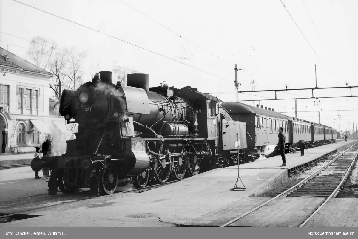 Damplokomotiv type 30b nr. 346 med påsketog 7301 på Hamar stasjon