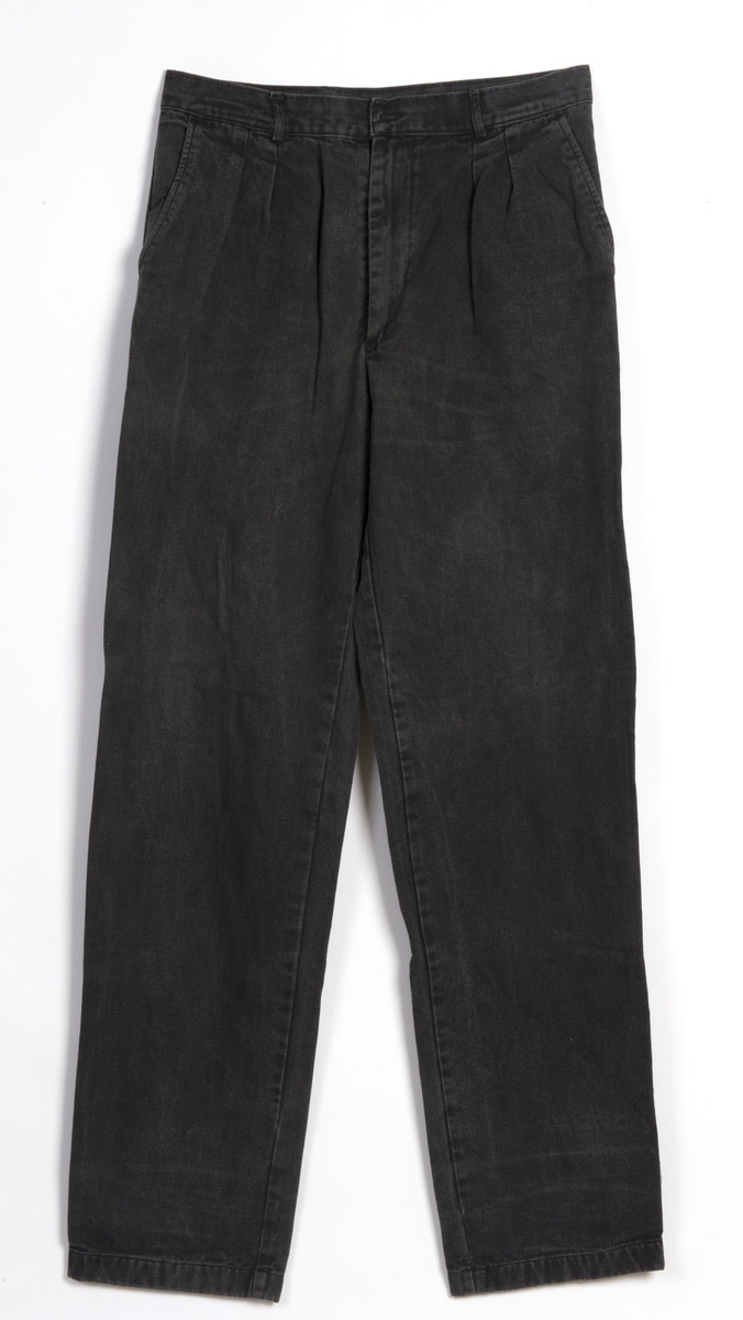 Svart jeansbukse, str. W 34 L 36. Påsydd klesmerke over høyre baklomme (LEVI STRAUSS & CO, SAN FRANCISCO, CLOTHING).