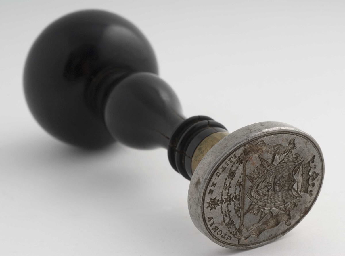 Signet. Sort håndtak.