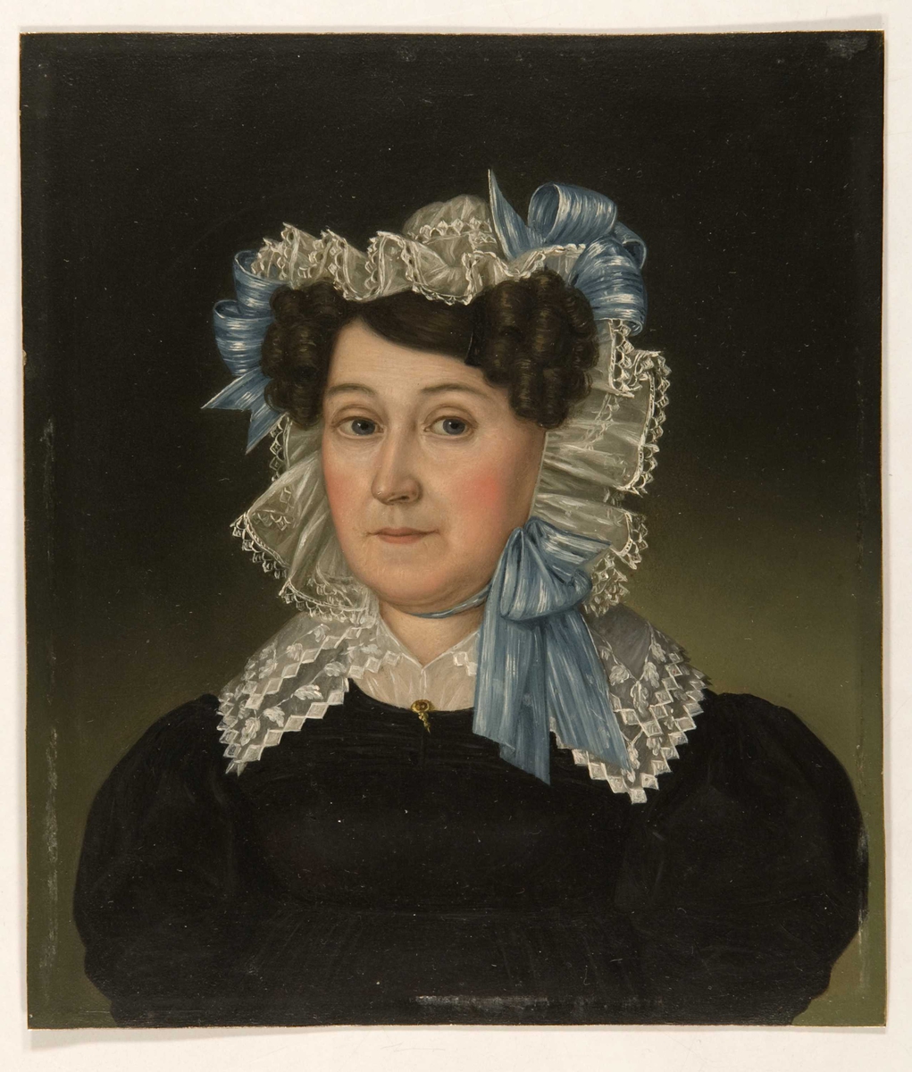 Brystportrett av Margery Vibe (1775-1852) iført svart kjole med hvit kniplingskrage og hvit kyse med blå silkebånd.