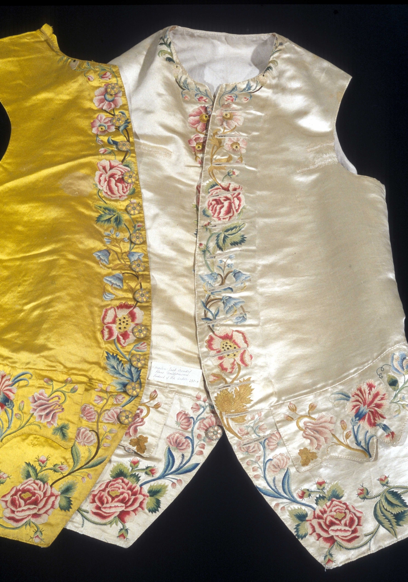 Vest i silkesateng med dekor av flerfarget broderi.