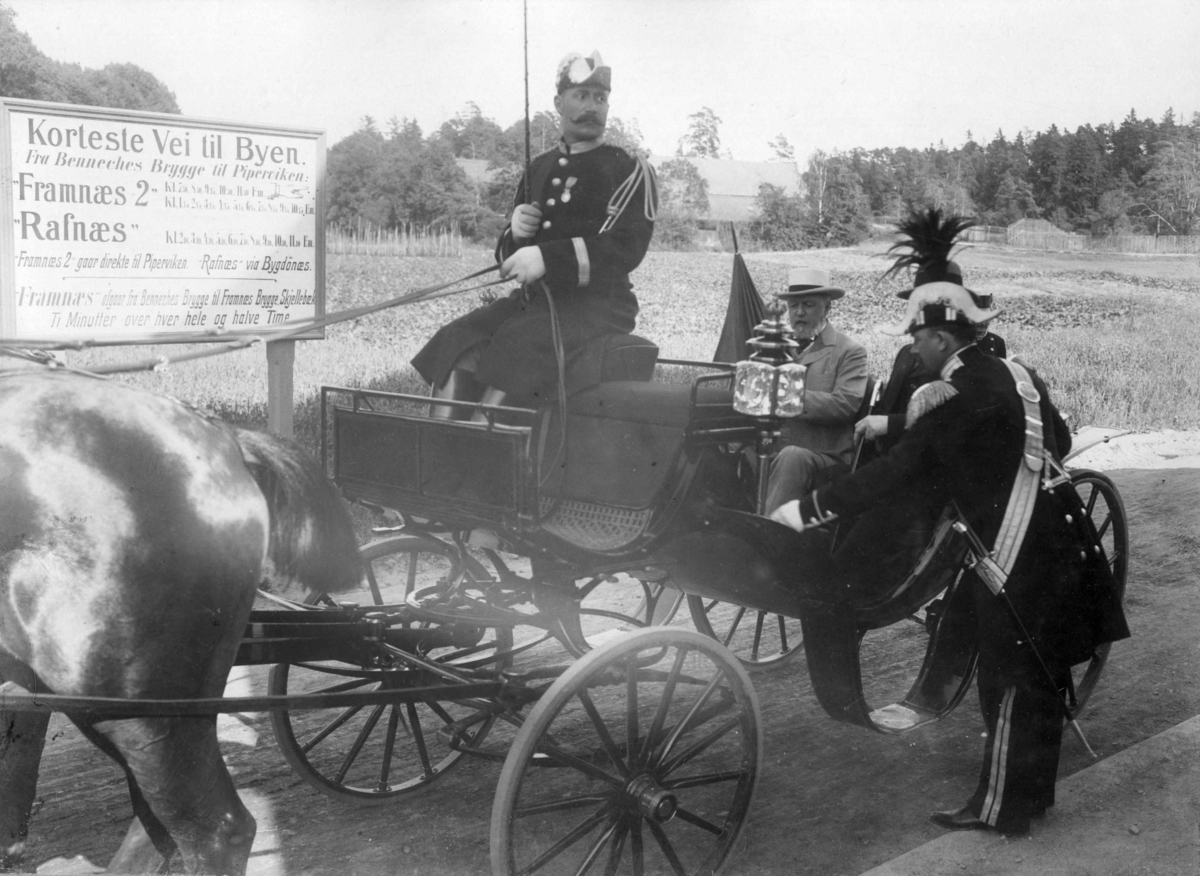 Den Kulturhistoriske utstilling 1901. Kong Oscar II kjører fra åpningen.