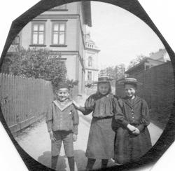 To jenter og en gutt i boliggate, Vestheimgaten, Oslo, med g