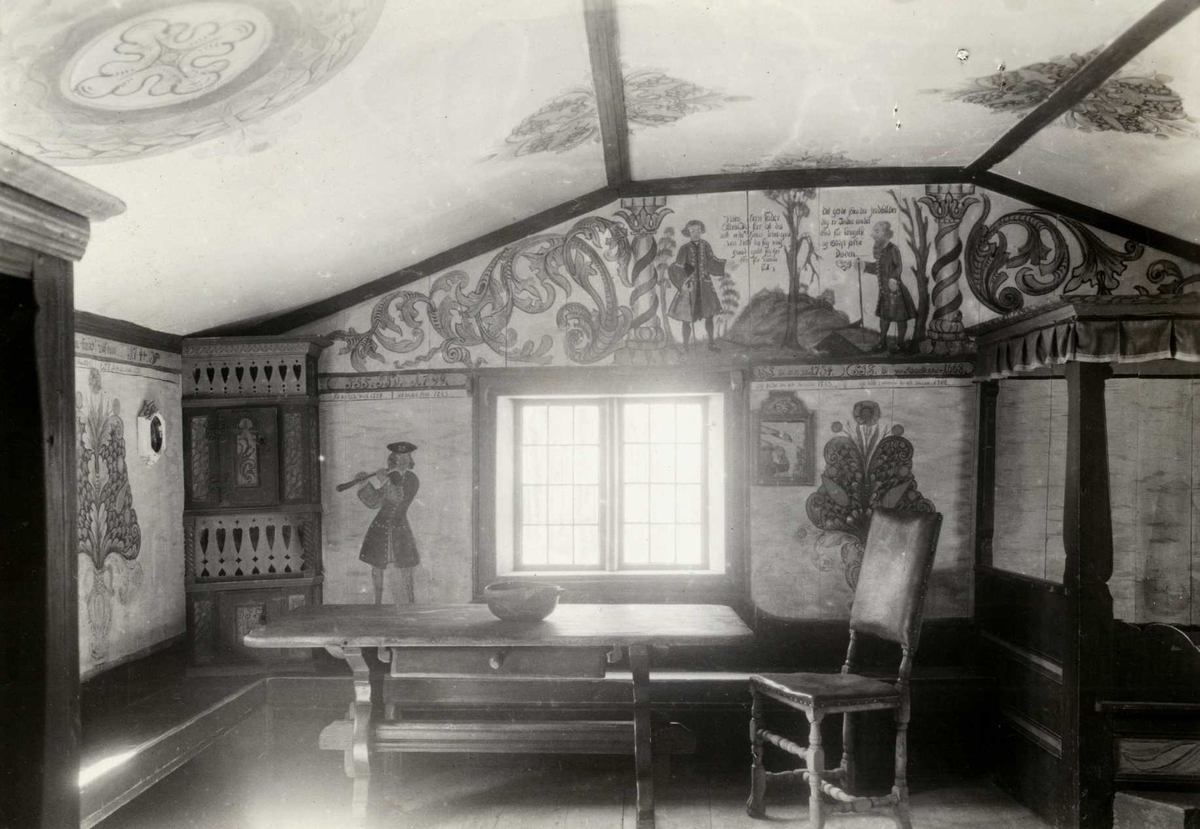 Synvisgård, Narjordet, Os, Nord-Østerdal, Hedmark 1936. Synvisstua. Interiør med dekorete vegger og tak, samt bord, benker og stol. Nå på Glomdalsmuseet.