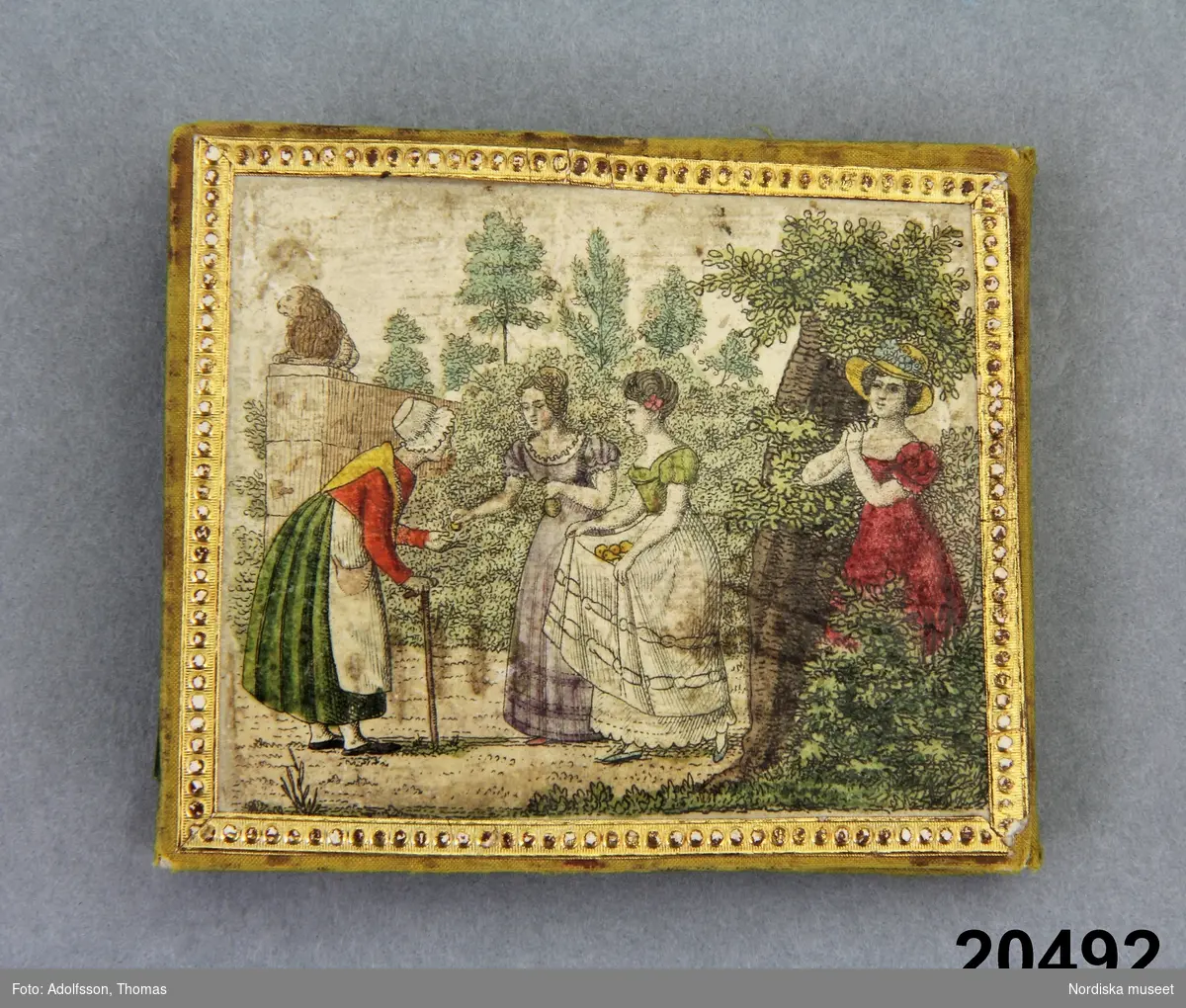 3 kvinnor som handarbetar i en utomhusscen, 2 modeklädda män. 1825-30 års modedräkt
3 unga  kvinnor i  möte med en äldre kvinna med käpp. omkr. 1825-30 års modedräkt
Antik yngling med lyra
Amor med pilbåge
Militäruppställning
