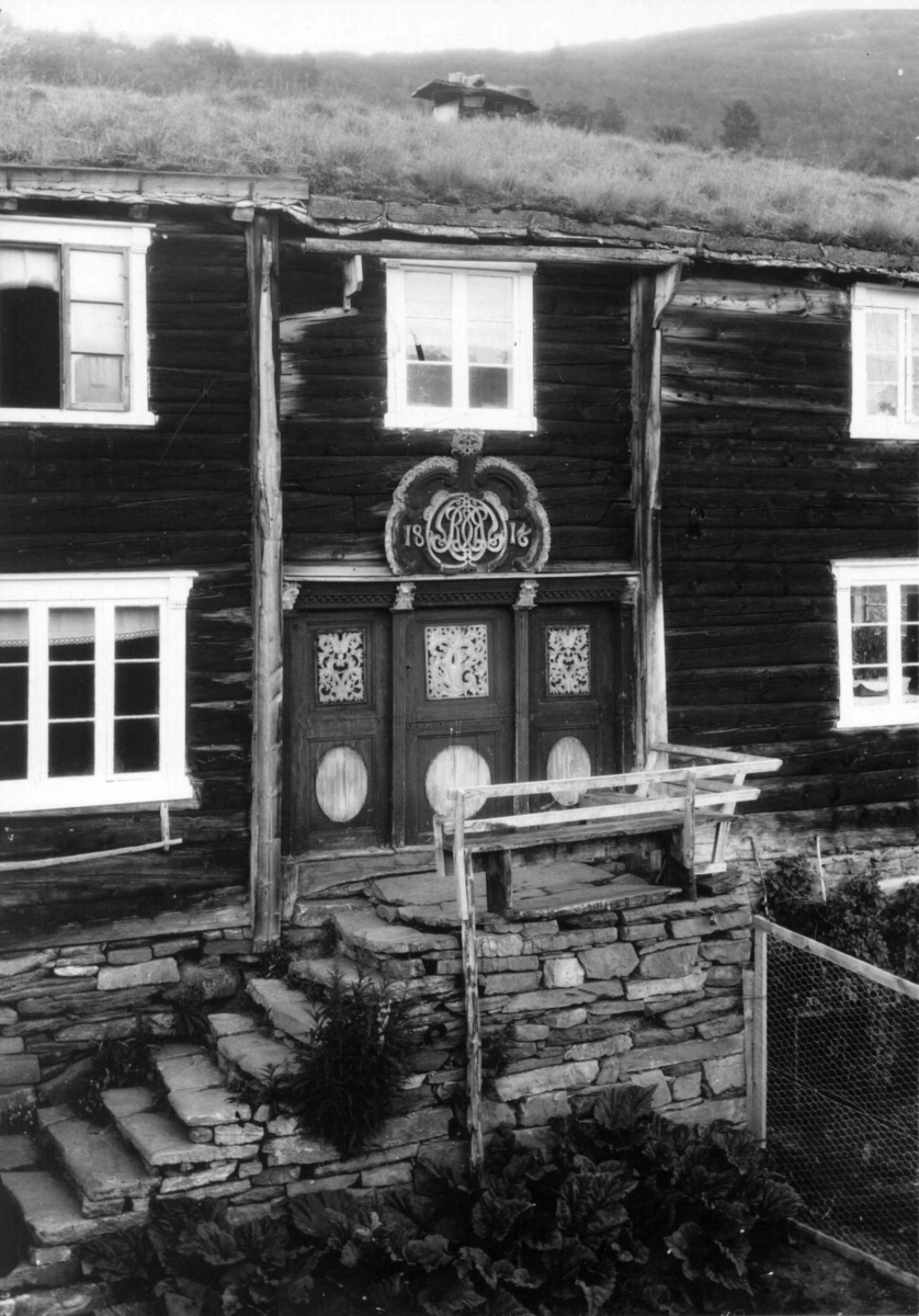 Inngangsparti i hovedbygningen i Sætra i Kleivgardsgrenda (Lønset), Oppdal, Sør-Trøndelag.
