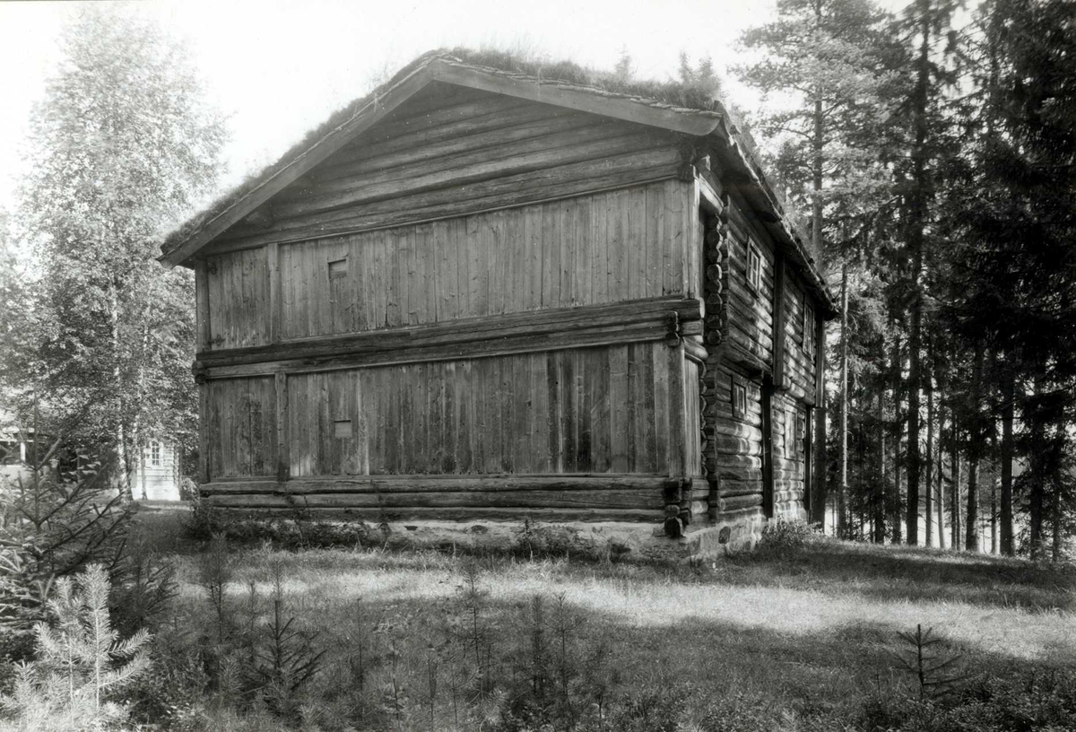 Hovde, Stor-Elvdal, Sør-Østerdal, Hedmark. Bygning i tømmer med torv på taket. Nå på Glomdalsmuseet.