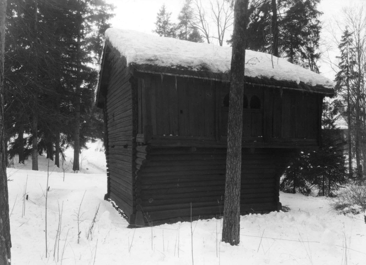 Loft fra Rolstad i Sør-Fron, Sør-Gudbrandsdal. Fotografert i Kong Oscar IIs samlinger på Norsk folkemuseum (1939 eller før).