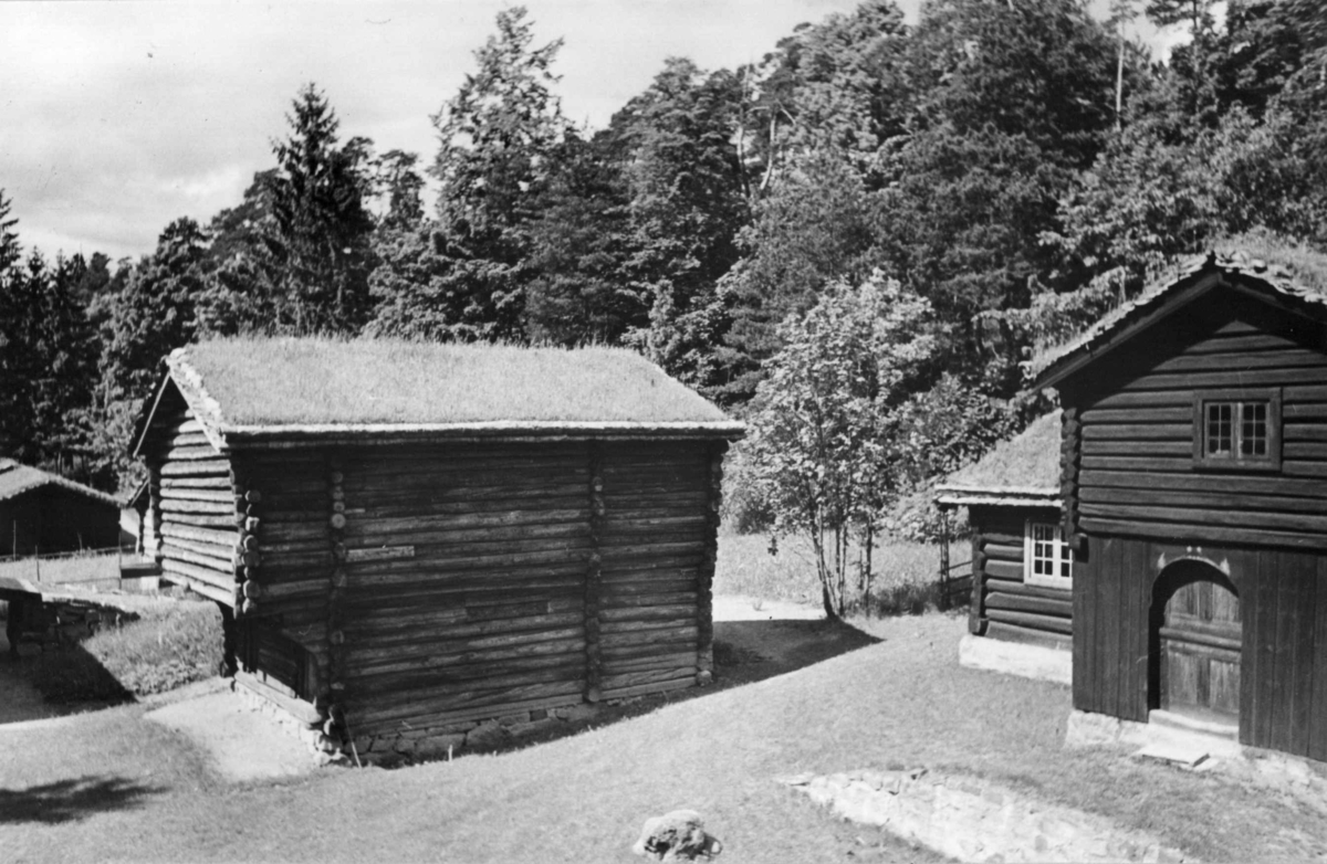 Østerdalstunet, 1949. Til venstre: Stall-løe fra Lille Ingelsrud i Åsnes. Til høyre: Barfrøstue fra Gammelstu Trønnes i Stor-Elvdal.