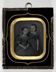 Portrett av to piker, søstrene Nina, født 1848, og Anna, fød