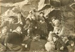 Portrett av venner ved Schaus Sildesalteri, Skjærhalden, Kir