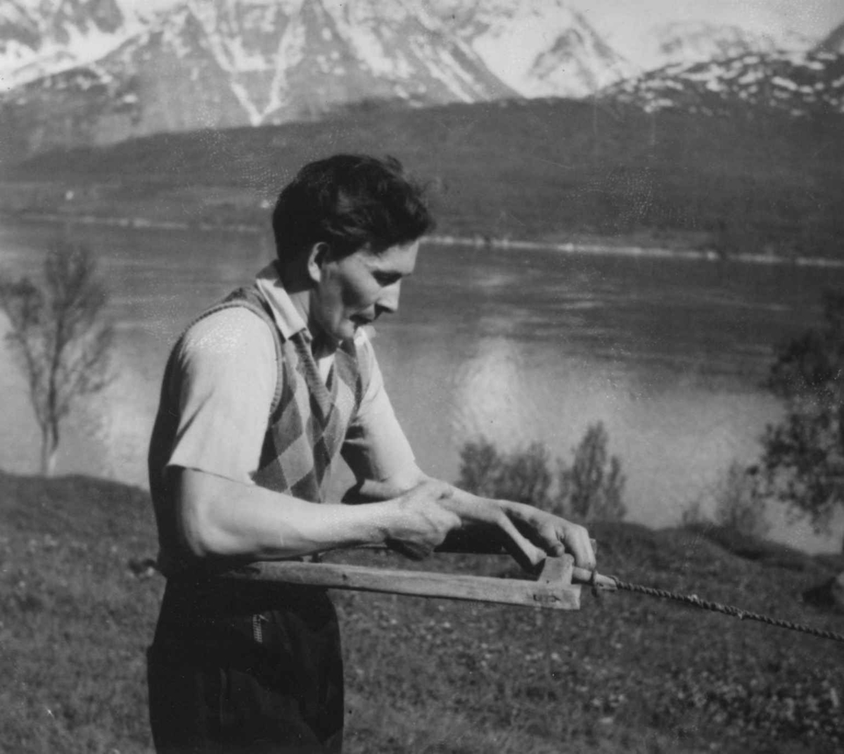 Tautvinning (6). Mann med tauvinde. Njosken 1952.