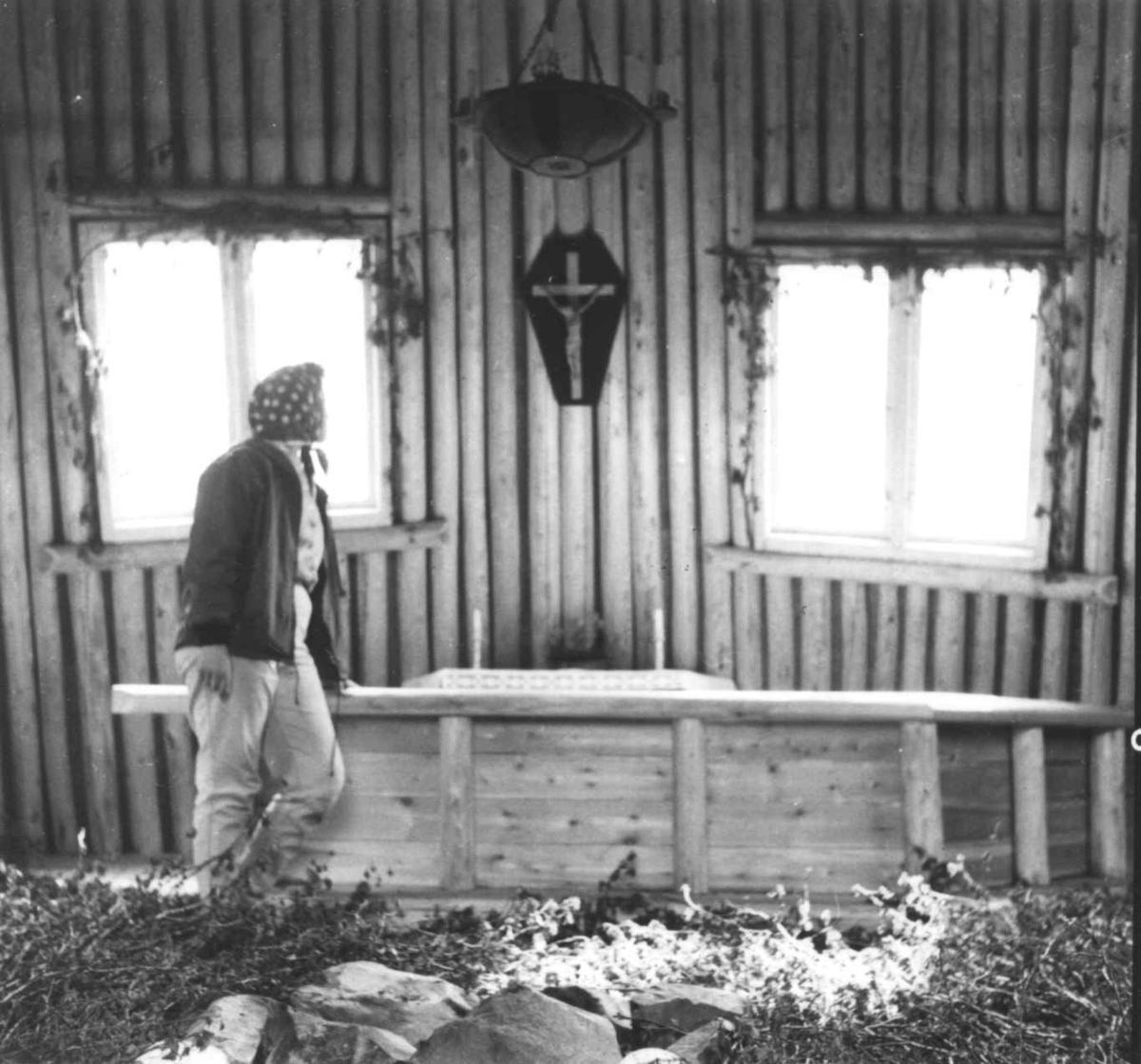Interiør fra Gamme-kirke, en person står ved alterringen. Saltoluokta 1959.