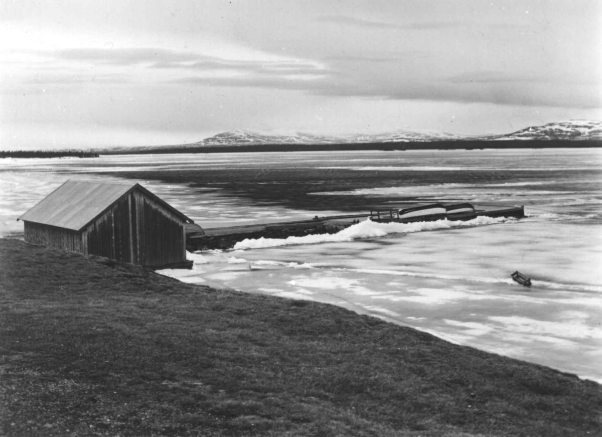 Femunden sett fra Elgå, med sjøbu og brygge, 1961.