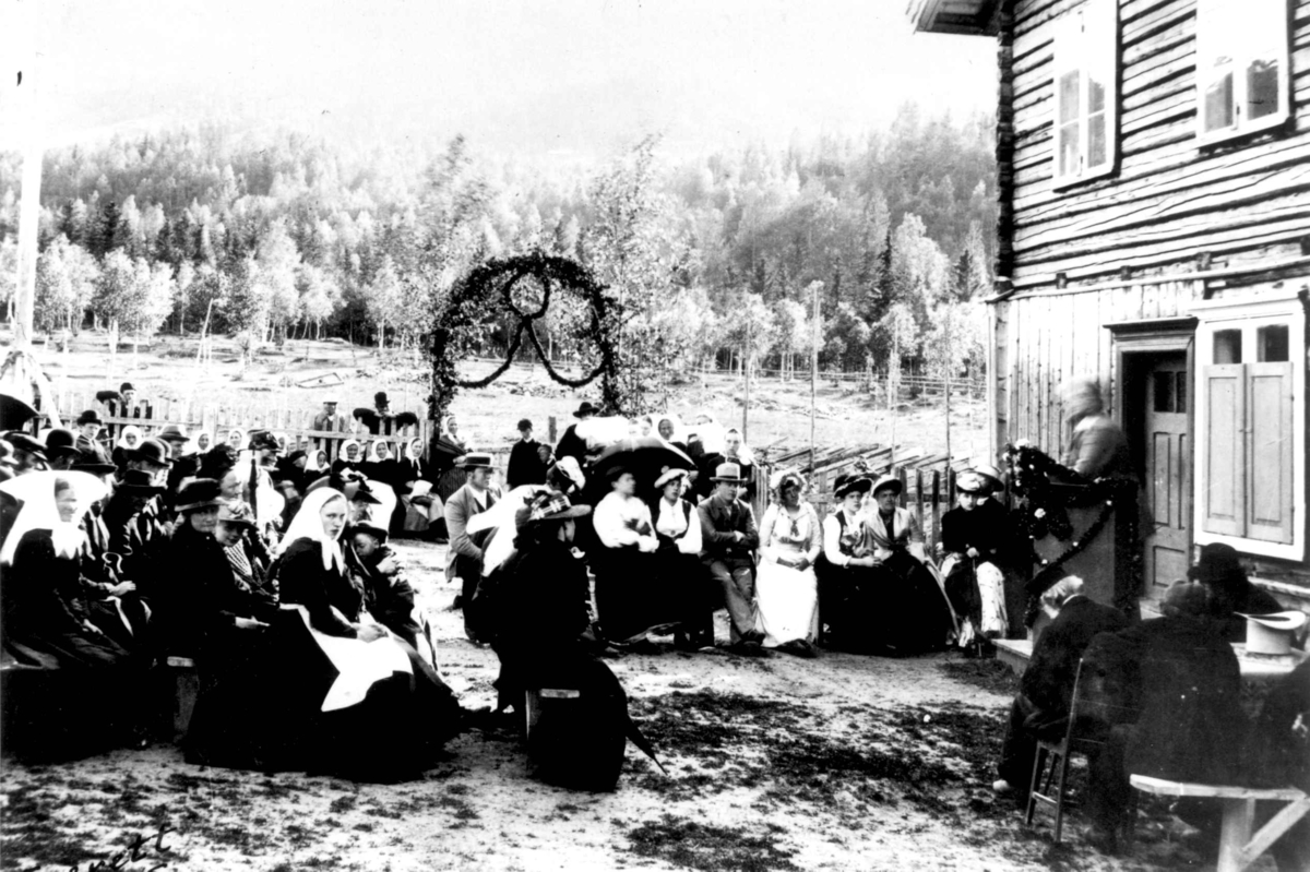 Bjørnstjerne Bjørnson (1832-1910) holder foredrag om Venstre, Vestre Gausdal, Oppland, ant. 1892-93.