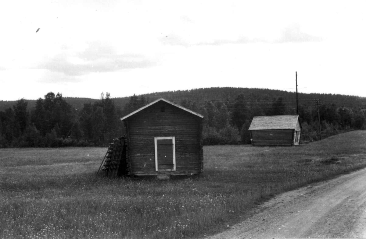 Et stabbur, i bakgrunnen et nytt høyhus/løe. Olkamanki 1958.