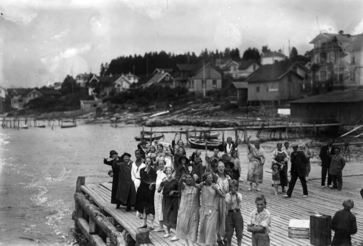 Son, Vestby, Akershus 1924. Oversiktsbilde. Mennesker på brygge. Båter. Bebyggelse i bakgrunnen.