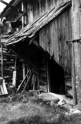 Vestby, Nordre, Trysil, Hedmark 1950.  Stabbur med vedstabbe