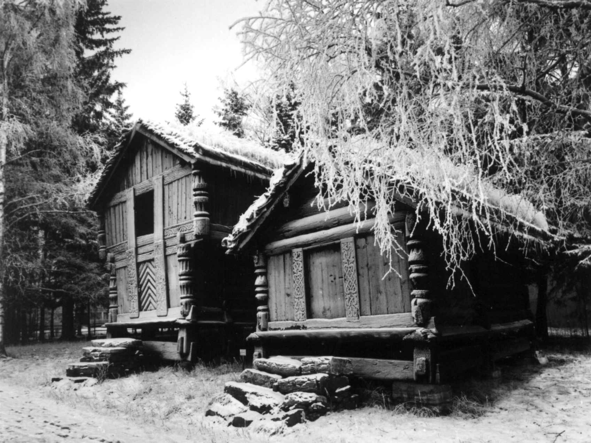 Loft og bur fra Rofshus i Mo i Telemark. Rimet. Fotografert på Norsk Folkemuseum vinteren 1965, med vidvinkelobjektiv.