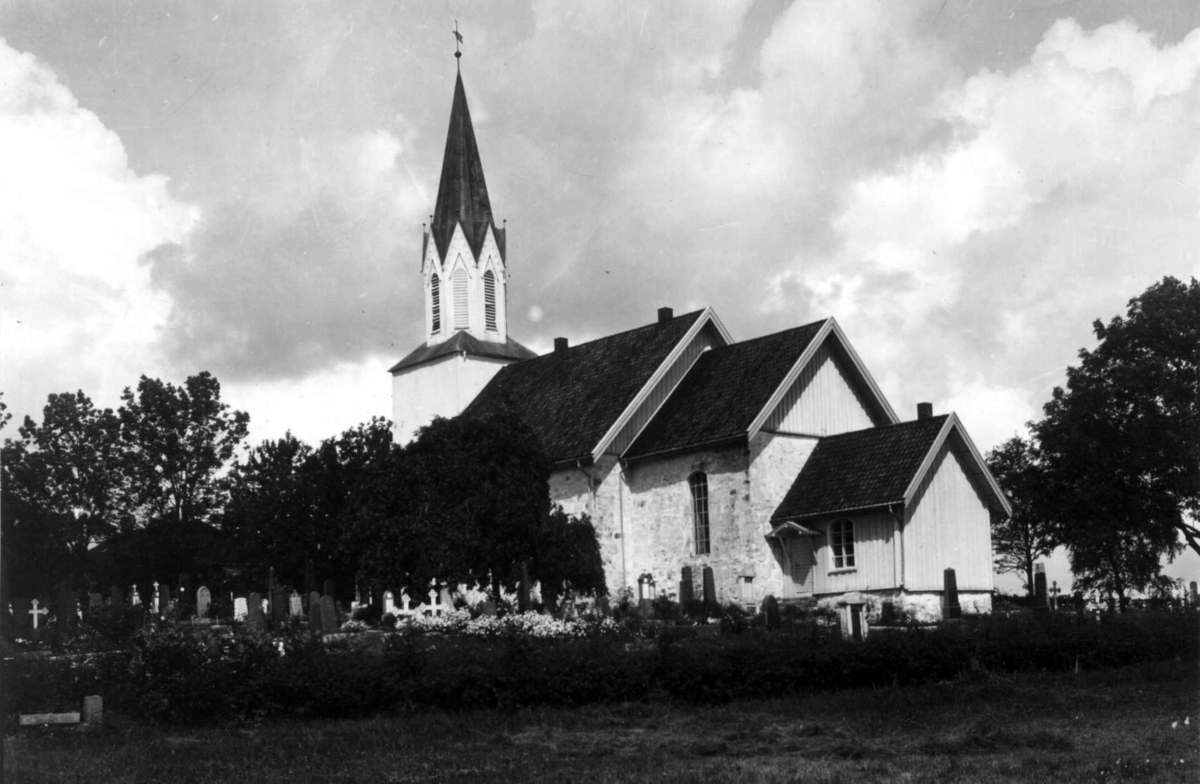 Kråkestad kirke, Ski, Østfold. 1930. Kirkegård. Gravsteiner. Trær.
