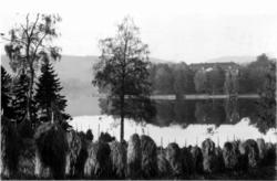 Bogstad gård ca. 1923. Bogstadvannet  Hovedbygningen i bakgr