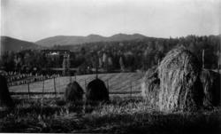 Bogstad gård ca. 1923. Oversiktsbilde. Hovedbygningen med pa