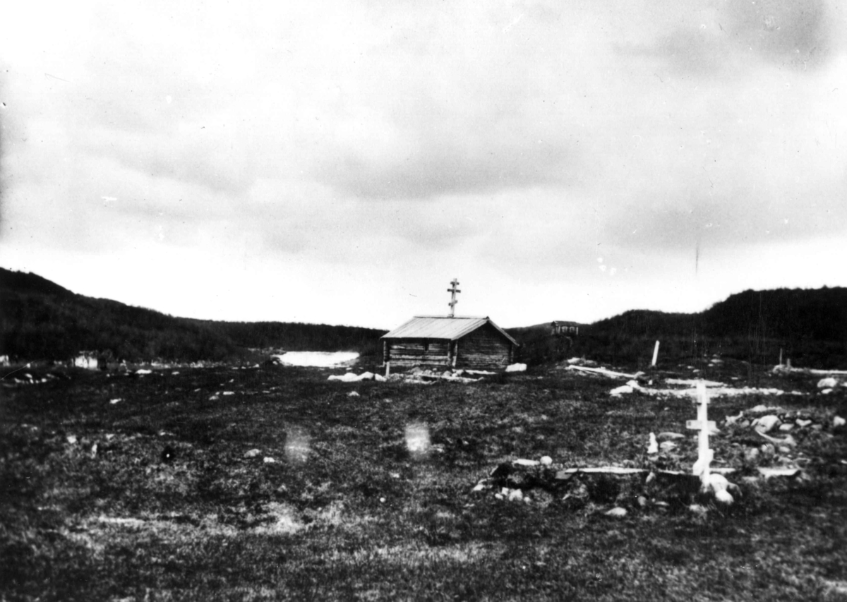 St. Georgs kapell i Neiden, Sør-Varanger, Finnmark. Skal være bygget i 1565 av Trifon. Den Hellige Trifon, kirkefar, helgen og misjonær fra Petchenga i Russland. Foto ca. 1900. 