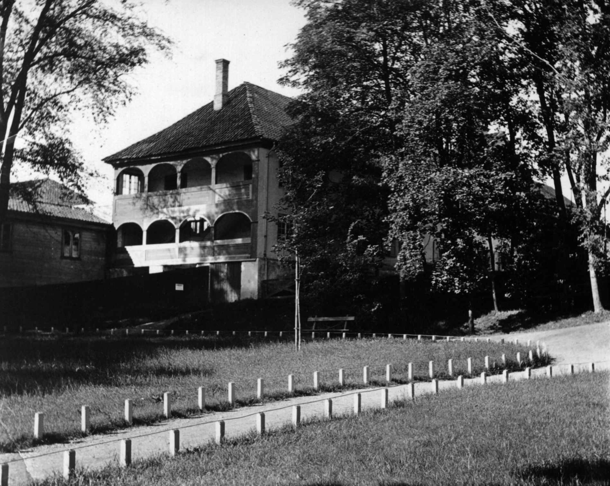 Postkort. Oslo, Frogner hovedgård, 1900-09. Enden av huset med verandaer.