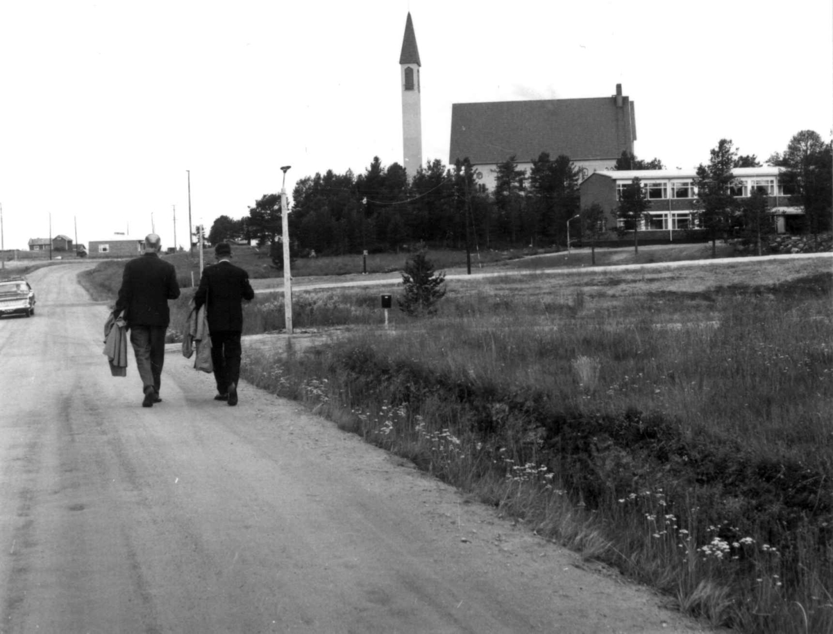 Kirken og skolen i Hetta. På veien går professor Erkki Itkonen og professor Knut Bergsland.