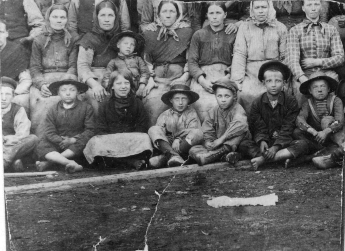 Utsnitt fra personalbilde, Kampens Teglverk, ca 1888, barnearbeidere på første rad.