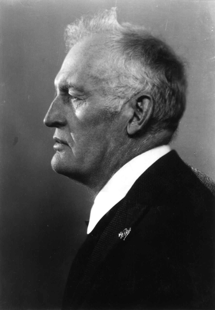 Kunstneren og maleren Edvard Munch fotografert i profil av Anders Beer Wilse i 1933.