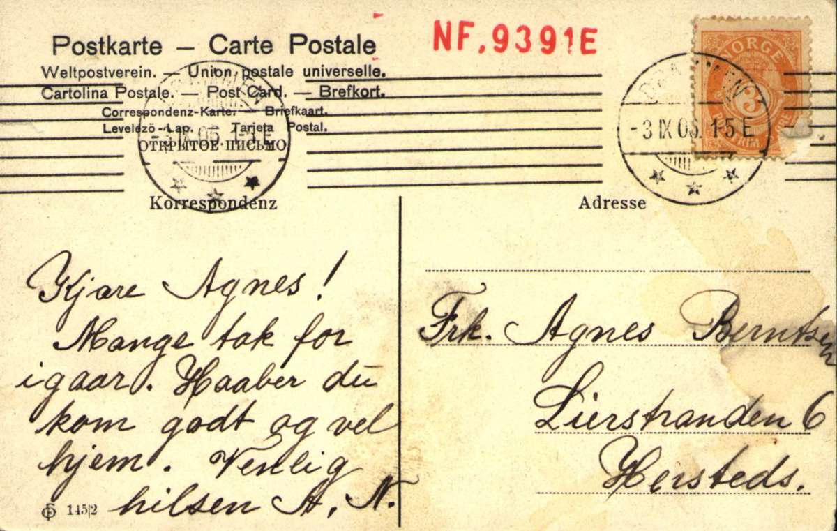 Postkort av pike med hvit due i hånden. Poststemplet i Drammen 03.09.1906.