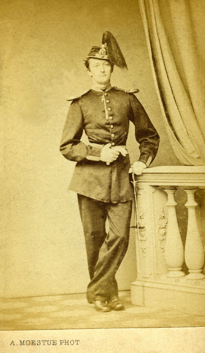 Portrett, ung mann i uniform. Norsk musketeroffiser i uniform som reglementert fra 1867 til 1877. Visittkort. Hilsen til sjøkadett Aall.