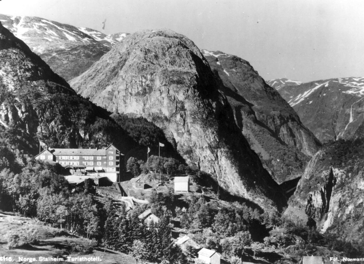 Avfotografert postkort. Stalheim turisthotell med utsikt over