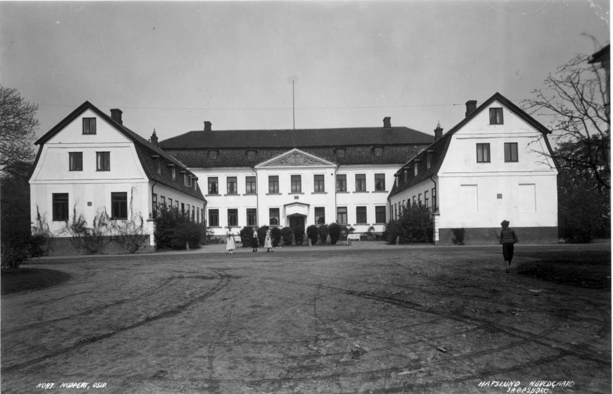 Hafslund herregård, Skjeberg. 1935. Hovedbygning fra1761.  Hage. Kvinner foran hovedbygningen.
