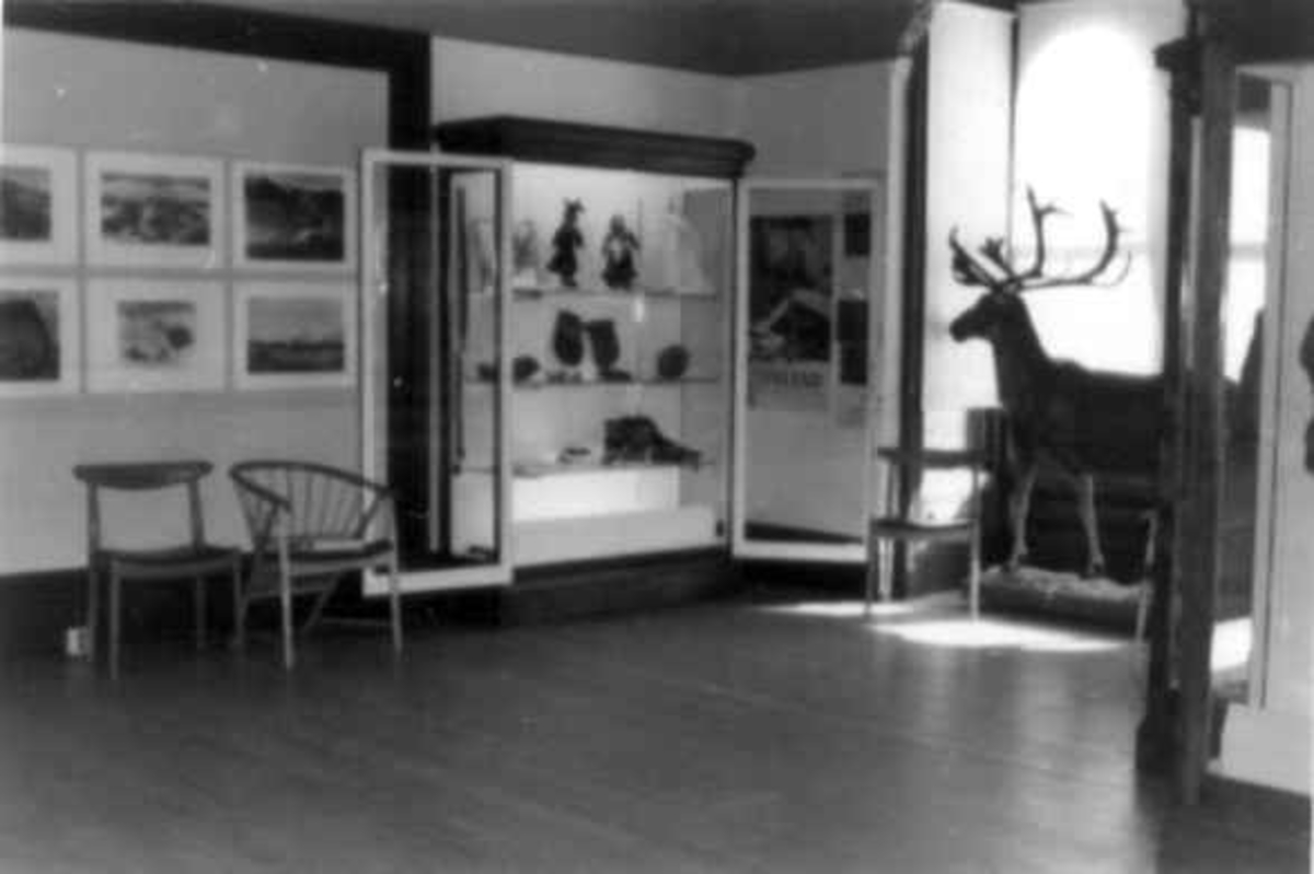 Utstillingsmontere med forskjellige gjenstander fra samisk utstilling i California 1963.