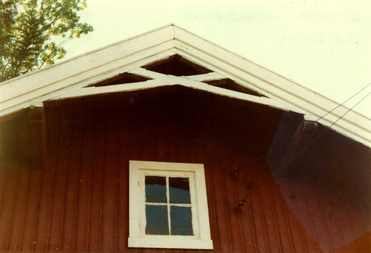 Øvre Jonsrud; Bærum, Akershus 1978. Takmøneog vindu, uthus.