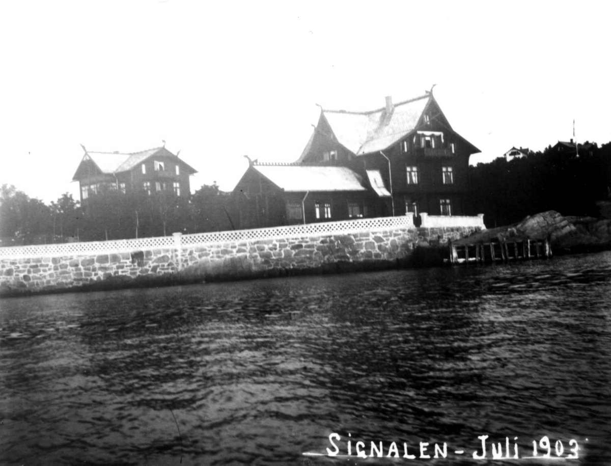 Signalen, Nesoddtangen, Nesodden, Akershus juli 1903. To bolighus i dragestil med hager sett fra sjøen.