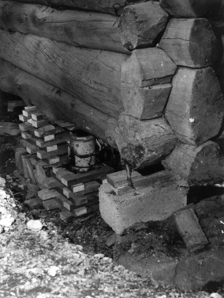 Geitefjøs fra Kvam i Gudbrandsdalen, Oppland (Klepdalssetrane). Geitefjøset løftet opp på nytt fundament (ca 40 cm) våren 1982.