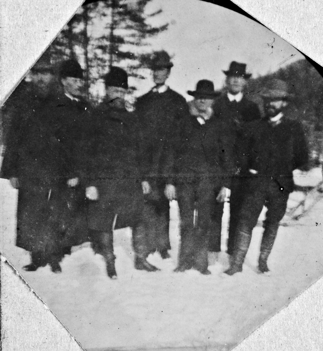Gruppe menn med hatt i vinterlandskap, Fyresdal, Telemark. Anledning ukjent.