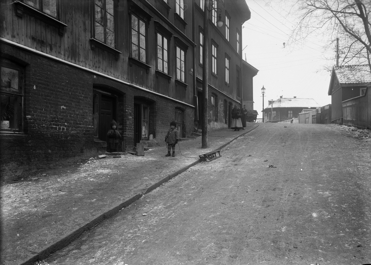 Solhauggata ogTromsøgata, Rodeløkka, Oslo. Barn med kjelke på fortauet foran bygårder.
Fra boliginspektør Nanna Brochs boligundersøkelser i Oslo 1920-årene.