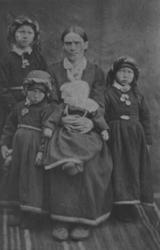 Portrett av Gyro Austegard og barna hennes ca. 1882. Åseral,